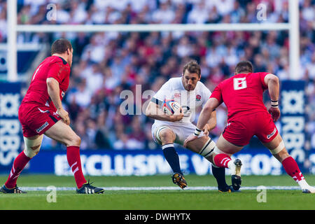 London, UK. 9. März 2014. England Openside Flanker Chris ROBSHAW (Kapitän) nimmt Wales blindside Flanker Dan LYDIATE während der RBS 6 Nations match zwischen England und Wales im Twickenham Stadion Credit: Action Plus Sport/Alamy Live News Stockfoto