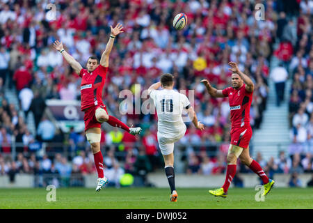 London, UK. 9. März 2014. Wales Openside Flanker Sam WARBURTON (Kapitän) (links) &amp; Wales Centre Jamie ROBERTS (rechts) mit dem wirkungslos bemühen, versuchen Sie einen Kick aus England Outhalf Owen FARRELL während der RBS 6 Nations laden match zwischen England und Wales im Twickenham Stadion Credit: Action Plus Sport/Alamy Live News Stockfoto