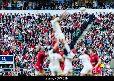 London, UK. 9. März 2014. Das Publikum beobachten einen Lineout während der RBS 6 Nations zwischen England und Wales im Twickenham Stadion Credit übereinstimmen: Action Plus Sport/Alamy Live News Stockfoto