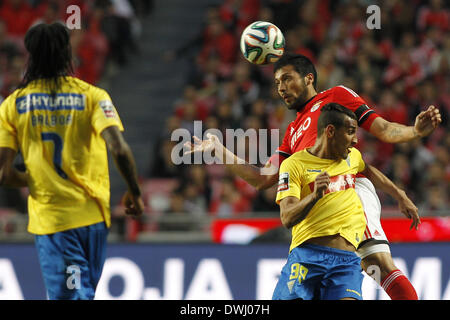 Lisboa, Lissabon, Portugal. 9. März 2014. Benfica argentinische Verteidiger Ezequiel Garay mit Estorils brasilianische vorwärts Bruno Lopes während der Fußball-Liga Zon Sagres MIAS entsprechen SL Benfica Vs Estoril im Luz Stadium in Lissabon. Filipe Amorim/NurPhoto/ZUMAPRESS.com/Alamy © Live-Nachrichten Stockfoto