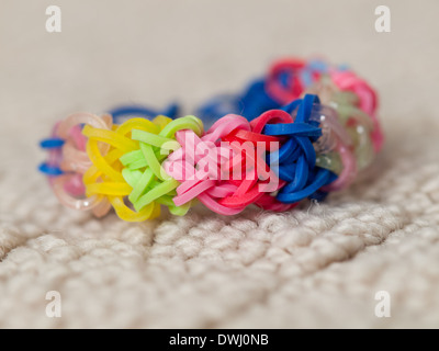 Eine Nahaufnahme von einem farbenfrohen Rainbow Loom Armband. Stockfoto