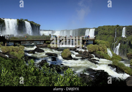 Iguazu Wasserfälle, Iguaçu-Wasserfälle oder Iguacufälle sind Wasserfälle des Flusses Iguazu an der Grenze von Brasilien-Argentinien. Stockfoto