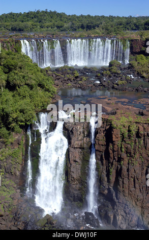 Iguazu Wasserfälle, Iguaçu-Wasserfälle oder Iguacufälle sind Wasserfälle des Flusses Iguazu an der Grenze von Brasilien-Argentinien. Stockfoto