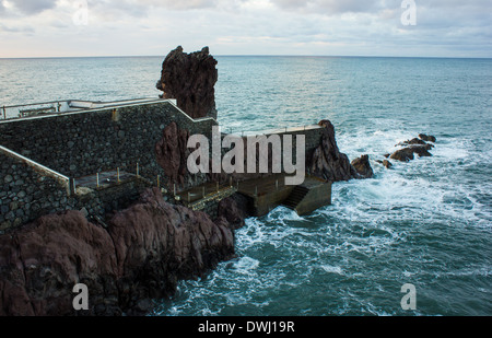 Ponta Sol alte Werft, auf der Insel Madeira, vor dem Sonnenaufgang. Stockfoto