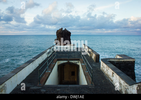 Ponta Sol alte Werft, auf der Insel Madeira, vor dem Sonnenaufgang. Stockfoto