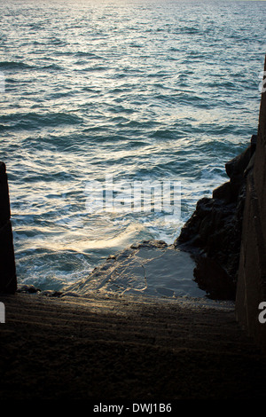 Ponta Sol alte Werft, auf der Insel Madeira, vor dem Sonnenaufgang. Stockfoto