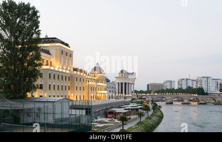 Museum des makedonischen Kampfes und Künstler-Brücke über den Fluss Vardar, Skopje, Mazedonien Stockfoto