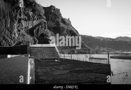 Ponta Sol alte Werft, auf der Insel Madeira, vor dem Sonnenaufgang. Stockfoto