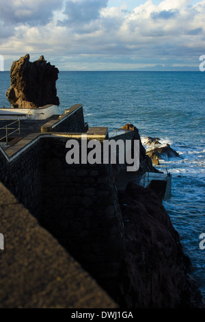 Ponta Sol alte Werft, auf der Insel Madeira, vor dem Sonnenaufgang. Stockfoto