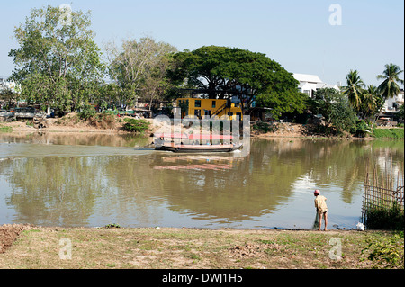 Touristenboot reist entlang des Ping Flusses im Bezirk Mueang Chiang Mai, Nordthailand. Stockfoto