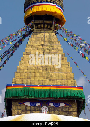 Der allsehende Augen Buddhas auf der Boudhanath Stupa in Kathmandu in Nepal Stockfoto