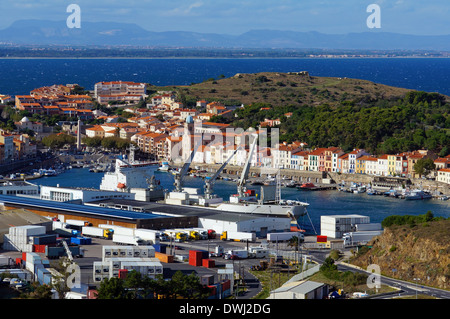 Luftbild von kommerziellen und Fischerei Hafen von Port Vendres im Mittelmeer, Roussillon, Pyrenäen Orientales, Frankreich Stockfoto