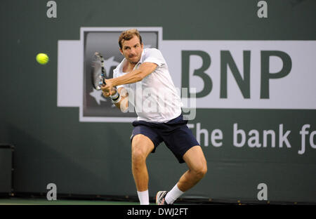 Indische Brunnen, Kalifornien, USA. 9. März 2014, Indian Wells, CA: Julien Benneteau (FRA) in Aktion gegen [9] Jo-Wilfried Tsonga (FRA) während der BNP Paribas Open in Indian Wells Tennis Garden in Indian Wells, Kalifornien John Green/CSM/Alamy Live News Stockfoto