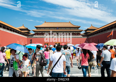 Touristen betreten durch die Meridian-Tor in der verbotenen Stadt in Peking, China. Stockfoto