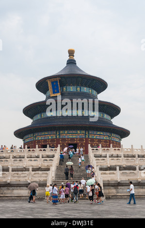 Touristen-Mühle vorbei an der Temple of Heaven in Peking, China. Stockfoto