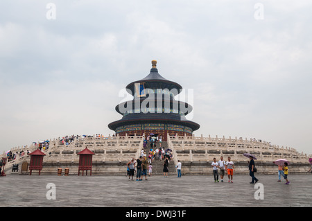 Touristen-Mühle vorbei an der Temple of Heaven in Peking, China. Stockfoto