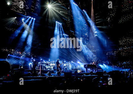 Toronto, Ontario, Kanada. 9. März 2014. US-amerikanischer Sänger/Komponist BILLY JOEL führt im Air Canada Centre in Toronto Credit ausverkauft: Igor Vidyashev/ZUMAPRESS.com/Alamy Live News Stockfoto