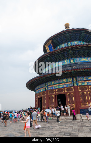 Touristen-Mühle vorbei an der Temple of Heaven in Peking, China. Stockfoto