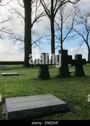 Langemark (Belgien). 4. März 2014. Gräber und Steinkreuze Deutschland Gedenken der gefallenen im ersten Weltkrieg auf dem Friedhof der deutschen Armee in Langemark, Belgien, 4. März 2014. Deutschlands Marsch durch Belgien kam zu einem Halt in der Nähe von Ieper. Hunderttausende von Soldaten starben hier wie die Vorderseite ein paar Kilometer im ersten Weltkrieg hin und her bewegt. Foto: Martina Herzog/Dpa/Alamy Live News Stockfoto