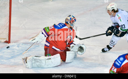 Prag, Tschechische Republik. 7. März 2014. Matt Ellison von Zagreb (rechts) trifft gegen Lev Torhüter Petri Vehanen während der KHL Spiel Lev Prag Vs Medvescak Zagreb in Prag, Tschechische Republik, auf Freitag, 7. März 2014 gespielt. © Michal Dolezal/CTK Foto/Alamy Live-Nachrichten Stockfoto