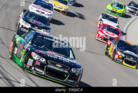 Las Vegas, NV, USA. 9. März 2014. Las Vegas, NV - 9. März 2014: Dale Earnhardt Jr. (88) bringt seine Rennwagen durch die Kurven im Kobalt Tools 400-Rennen auf dem Las Vegas Motor Speedway in Las Vegas, NV. Bildnachweis: Csm/Alamy Live-Nachrichten Stockfoto