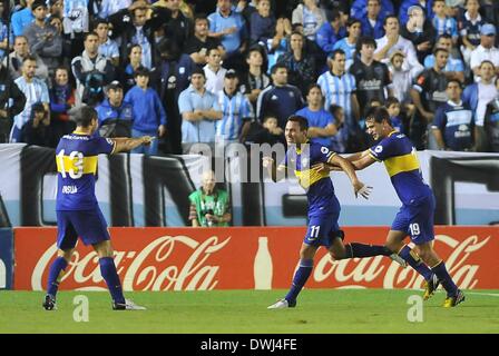 Buenos Aires, Argentinien. 9. März 2014. Boca Juniors Juan Sanchez Mino (C) feiert mit seinen Teamkollegen Emanuel Insua (L) und Federico Bravo das Fußballspiel gegen Racing Club vom 9. März 2014 in Presidente Juan Domingo Peron Stadion in Avellaneda, Argentinien, ein Ziel. © Victor Carreira/TELAM/Xinhua/Alamy Live-Nachrichten Stockfoto