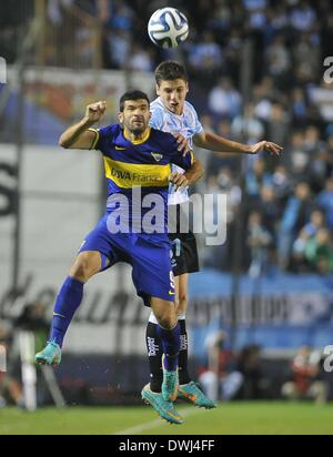 Buenos Aires, Argentinien. 9. März 2014. Racing Club Gaston Campi (hinten) wetteifert mit Emmanuel Gigliotti von Boca Juniors während das Fußballspiel im Presidente Juan Domingo Peron Stadion in Avellaneda, Argentinien am 9. März 2014 statt. © Victor Carreira/TELAM/Xinhua/Alamy Live-Nachrichten Stockfoto