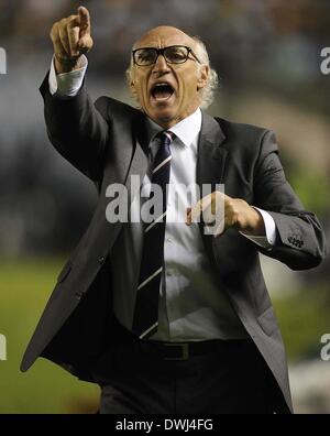 Buenos Aires, Argentinien. 9. März 2014. Boca Juniors-Kopf, wie, die Trainer Carlos Bianchi während der Fußball reagiert-match gegen Racing Club in Presidente Juan Domingo Peron Stadion in Avellaneda, Argentinien, am 9. März 2014 statt. © Fernando Gens/TELAM/Xinhua/Alamy Live-Nachrichten Stockfoto