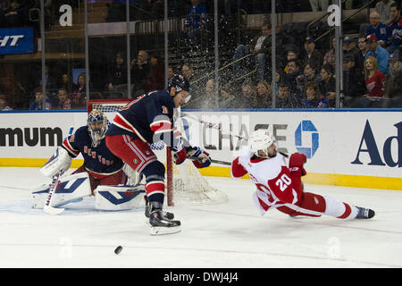 Manhattan, New York, USA. 9. März 2014. 9. März 2014 - Manhattan, New York, USA - 9. März 2014: Detroit Red Wings linken Flügel Drew Miller (20) geht vorbei an New York Rangers Torwart Henrik Lundqvist (30) mit Hilfe von New York Rangers Verteidiger John Moore (17) während des Spiels zwischen den New York Rangers und die Detroit Red Wings im Madison Square Garden in Manhattan, New York gleiten. Die New York Rangers besiegen die Detroit Red Wings 3-0. © Csm/Alamy Live-Nachrichten Stockfoto