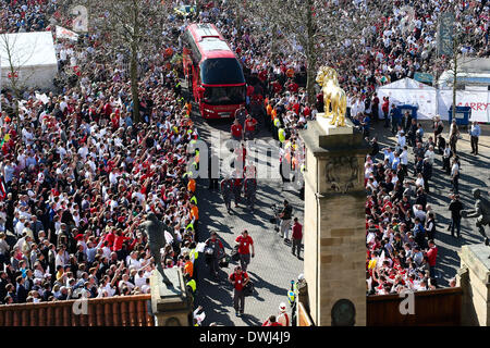 London, UK. 9. März 2014. 9. März 2014 der Wales - London, Vereinigtes Königreich - Team kommen, geführt von Kapitän Sam Warburton - RBS 6 Nations - England Vs Wales - Twickenham Stadium - London - 03.09.2014 - Pic Charlie Forgham-Bailey/Sportimage. © Csm/Alamy Live-Nachrichten Stockfoto