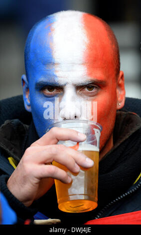 Edinburgh, UK. 9. März 2014. 8. März 2014 - Edinburgh, Vereinigtes Königreich - A Französisch Fan mit bemaltem Gesicht trinkt sein Bier - RSP 6Nations - Scotland Vs Frankreich - Murrayfield Stadium - Edinburgh - Schottland 8. März 2014 - Pic Simon Bellis/Sportimage. © Csm/Alamy Live-Nachrichten Stockfoto