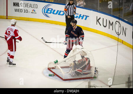 Manhattan, New York, USA. 9. März 2014. 9. März 2014 - Manhattan, New York, USA - 9. März 2014: New York Rangers Torwart Henrik Lundqvist (30) hat zum Ziel, die während der Aktion im Spiel zwischen den New York Rangers und die Detroit Red Wings im Madison Square Garden in Manhattan, New York auf ihn fallen. © Csm/Alamy Live-Nachrichten Stockfoto