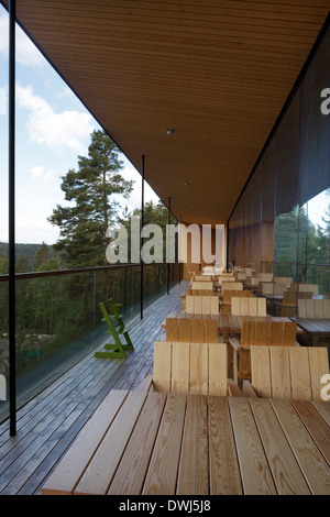 Haltia finnische Naturzentrum, Espoo, Finnland. Architekt: Lahdelma & Mahlamäki, 2013. Hauptterrasse mit Holztischen und Stühlen Stockfoto