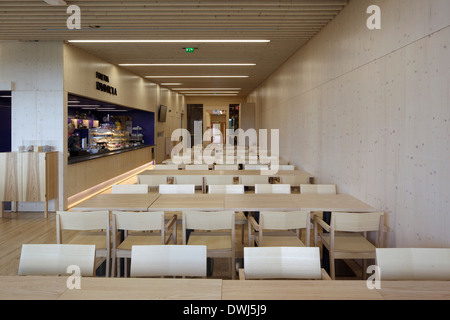 Haltia finnische Naturzentrum, Espoo, Finnland. Architekt: Lahdelma & Mahlamäki, 2013. Restaurant von Terrasse aus gesehen. Stockfoto