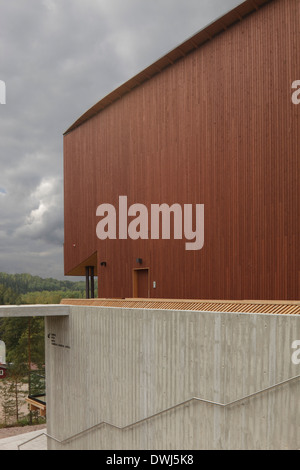 Haltia finnische Naturzentrum, Espoo, Finnland. Architekt: Lahdelma & Mahlamäki, 2013. Ostansicht mit Holz und Beton ele Stockfoto