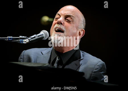 Toronto, Ontario, Kanada. 9. März 2014. US-amerikanischer Sänger/Komponist BILLY JOEL führt bei Air Canada Centre in Toronto ausverkauft. © Igor Vidyashev/ZUMAPRESS.com/Alamy Live-Nachrichten Stockfoto