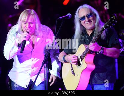 Berlin, Deutschland. 9. März 2014. Kanadischer Sänger Bernie Shaw (L) und britische Gitarrist Mick Box der britischen Band Uriah Heep während das erste Konzert des Europas führt tour "Rock meets Classic" in Berlin, 9. März 2014. Foto: Britta Pedersen/Dpa/Alamy Live News Stockfoto