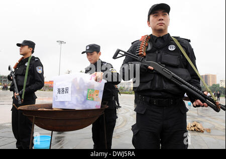 Ningming, Chinas autonomen Region Guangxi Zhuang. 10. März 2014. Mitglieder der Polizei spezielle Waffen und Taktiken (SWAT) nehmen Teil an einer Droge Verbrennung Zeremonie am Huashan Platz in die Kreisstadt des Ningming, Südwest-China Autonome Region Guangxi Zhuang, 10. März 2014. Insgesamt 1.000 Kilogramm an in China und Vietnam gemeinsame Anti-Drogen-Kampagnen in den Grenzgebieten seit 2013 sichergestellten Drogen wurden zerstört, an der Zeremonie. Bildnachweis: Li Bin/Xinhua/Alamy Live-Nachrichten Stockfoto