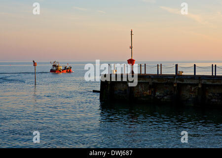 Whitstable Hafen als Angelboot/Fischerboot LI114 Lisa Marie setzt die Segel in das ruhige Meer bei Flut an der ersten Ampel Stockfoto