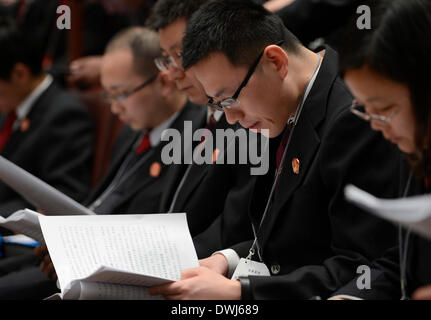 (140310)--Peking, 10. März 2014 (Xinhua)--die Mitglieder des Obersten Gerichts (SPC) besuchen die dritten Plenarsitzung der zweiten Sitzung des Chinas 12. nationalen Volksarmee Kongress (NPC) in der großen Halle des Volkes in Peking, Hauptstadt von China, 10. März 2014. (Xinhua/Qi Heng) (Zkr) Stockfoto