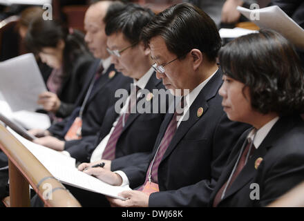 (140310)--Peking, 10. März 2014 (Xinhua)--Mitglieder des Obersten Procuratorate (SPP) die dritten Plenarsitzung der zweiten Sitzung des Chinas 12. nationalen Volksarmee Kongress (NPC) in der großen Halle des Volkes in Peking, Hauptstadt von China, 10. März 2014 teilnehmen. (Xinhua/Qi Heng) (Zkr) Stockfoto