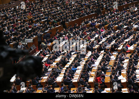 (140310)--Peking, 10. März 2014 (Xinhua)--die dritten Plenarsitzung der zweiten Sitzung des Chinas 12. nationalen Volksarmee Kongress (NPC) ist in der großen Halle des Volkes in Peking, Hauptstadt von China, 10. März 2014 statt. (Xinhua/Liu Weibing) (Zkr) Stockfoto