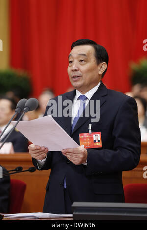 (140310)--Peking, 10. März 2014 (Xinhua)--Wang Chen, stellvertretende Vorsitzende des 12. nationalen Volksarmee Kongress (NPC) ständigen Ausschusses, thront über der dritten Plenarsitzung der zweiten Tagung der Chinas 12. NPC in der großen Halle des Volkes in Peking, Hauptstadt von China, 10. März 2014. (Xinhua/Ju Peng) (Zkr) Stockfoto