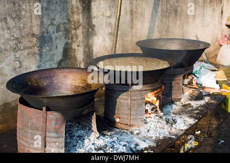 Traditionellen Khmer ist in großen Wok Kochen, bevor Hochzeitsgäste auf einer Stadt Straße in Kampong Cham, Kambodscha serviert wird. Stockfoto