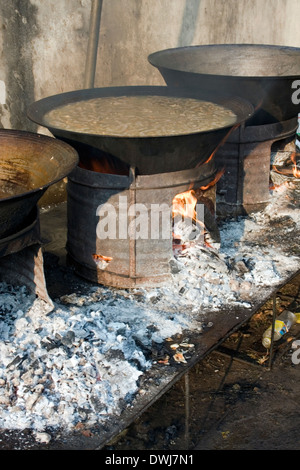 Traditionellen Khmer ist in großen Wok Kochen, bevor Hochzeitsgäste auf einer Stadt Straße in Kampong Cham, Kambodscha serviert wird. Stockfoto