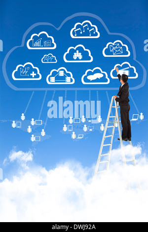 Geschäftsmann, die Zeichnung einer Cloud computing-Anwendungen-Konzept im blauen Himmel Stockfoto