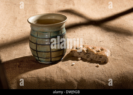 Stillleben mit Kelch und Brot auf der Textile Tischdecke Stockfoto