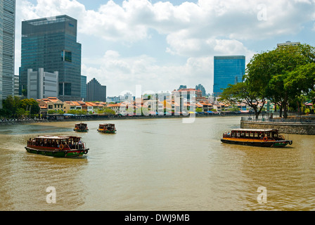 Blick zum Boat Quay Singapur mit Singapore River Stockfoto