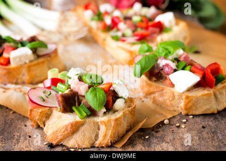 Selektiven Fokus auf den vorderen Bruschetta mit Frühlingssalat Stockfoto