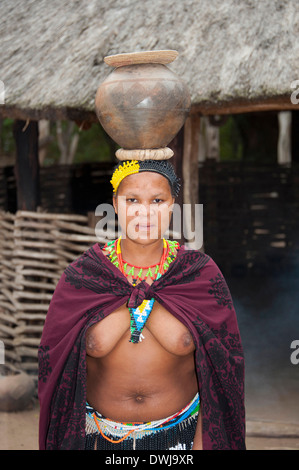 Frau, Zulu-Dorf Stockfoto